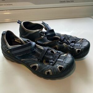 Merrill size 4 Kids Closed-Toe Sport Sandals - Gray/Navy waterproof